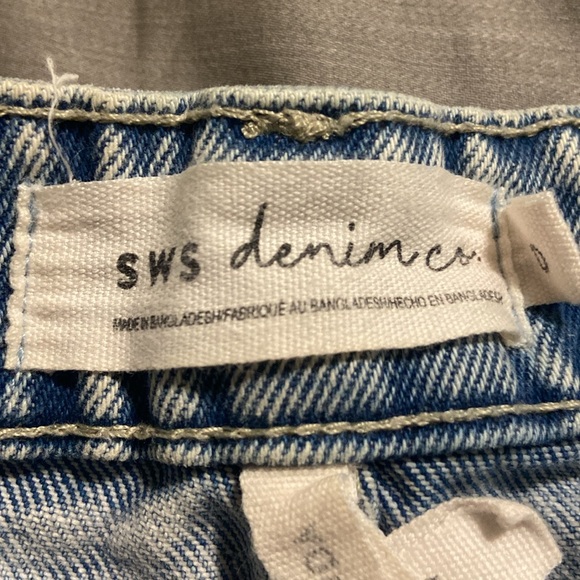 Medium wash jean ripped jeans shorts - Picture 2 of 3